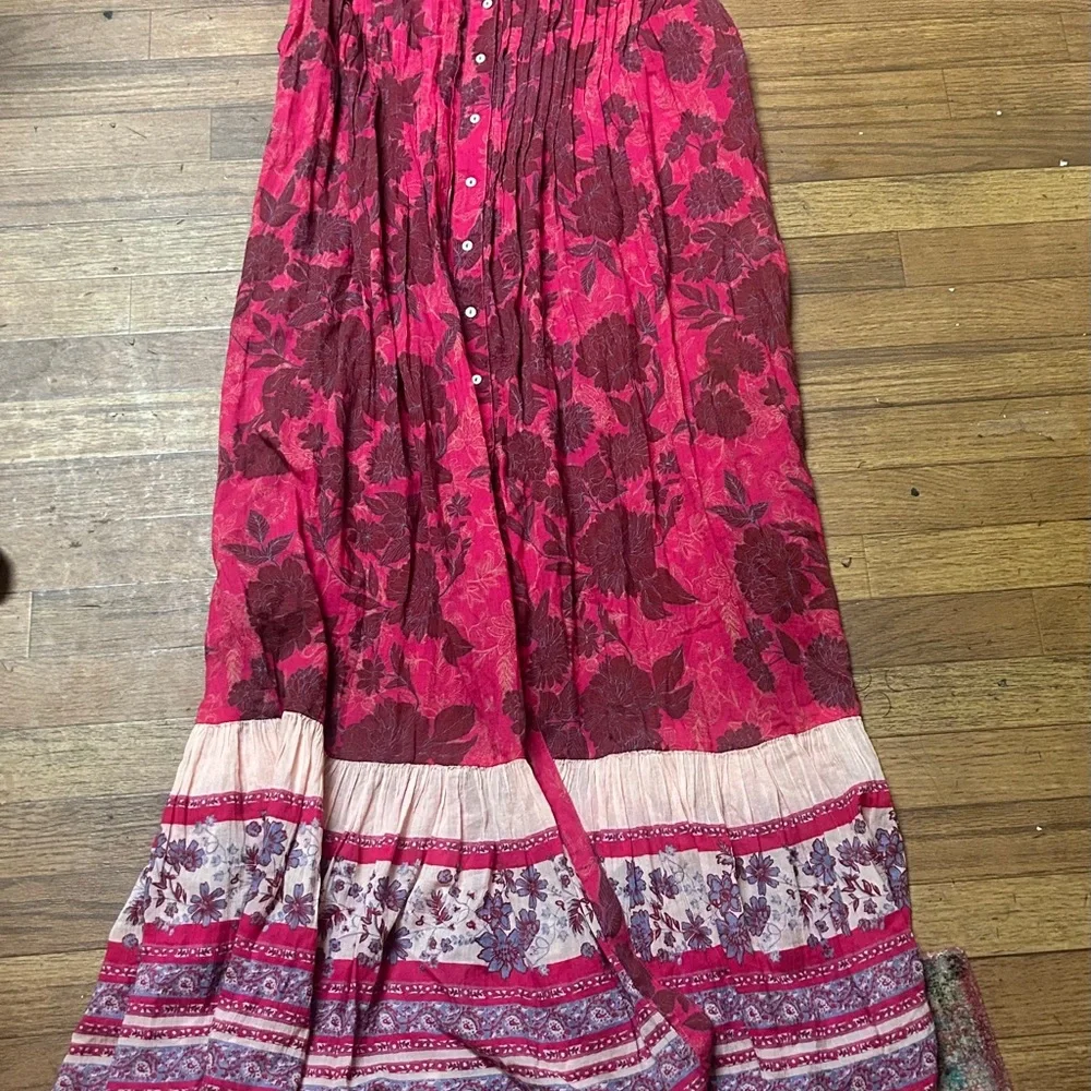 People Are Wearing Dresses With Jeans - Picture 2 of 11